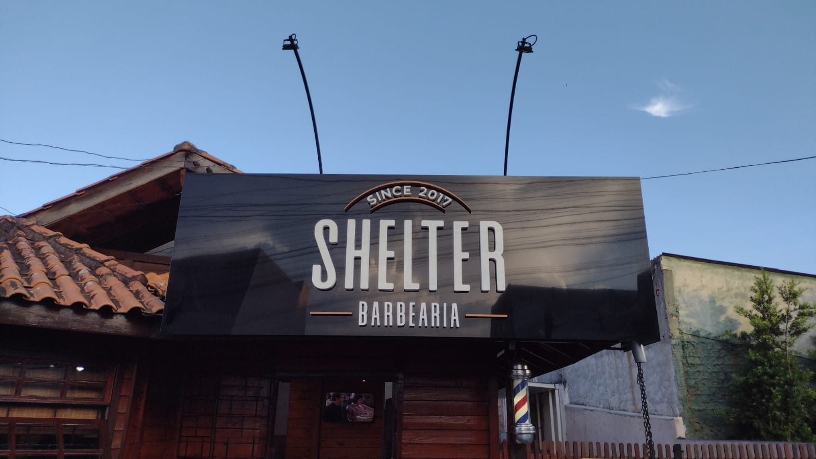 Fachada em ACM da Shelter Barbearia com letra caixa aplicada