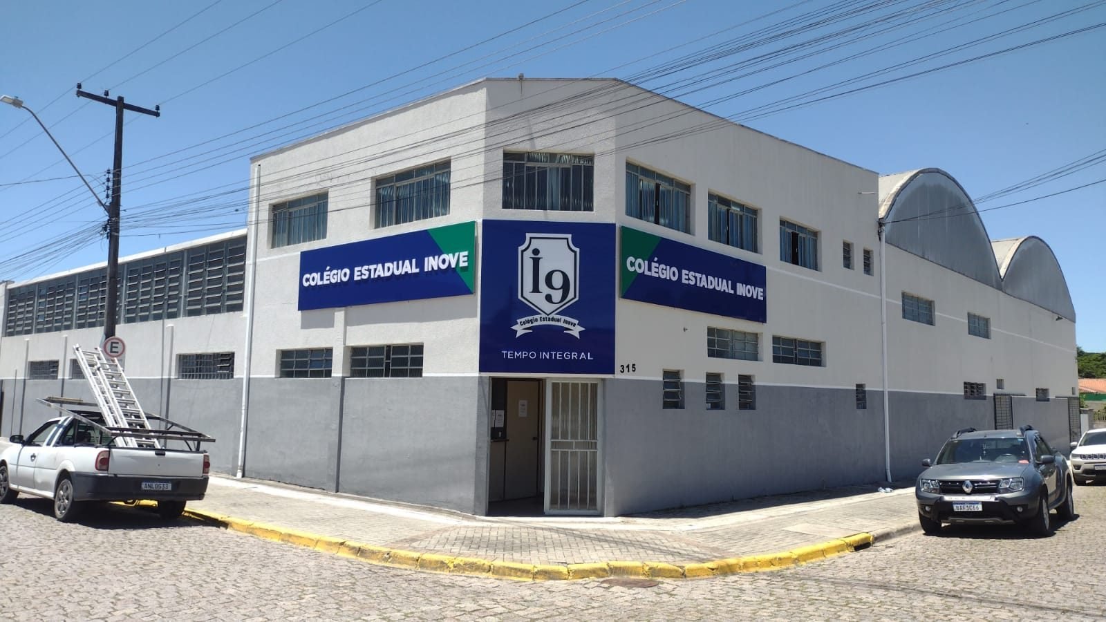 Fachada em ACM do Colégio Estadual Inove produzida pela Criie Mais