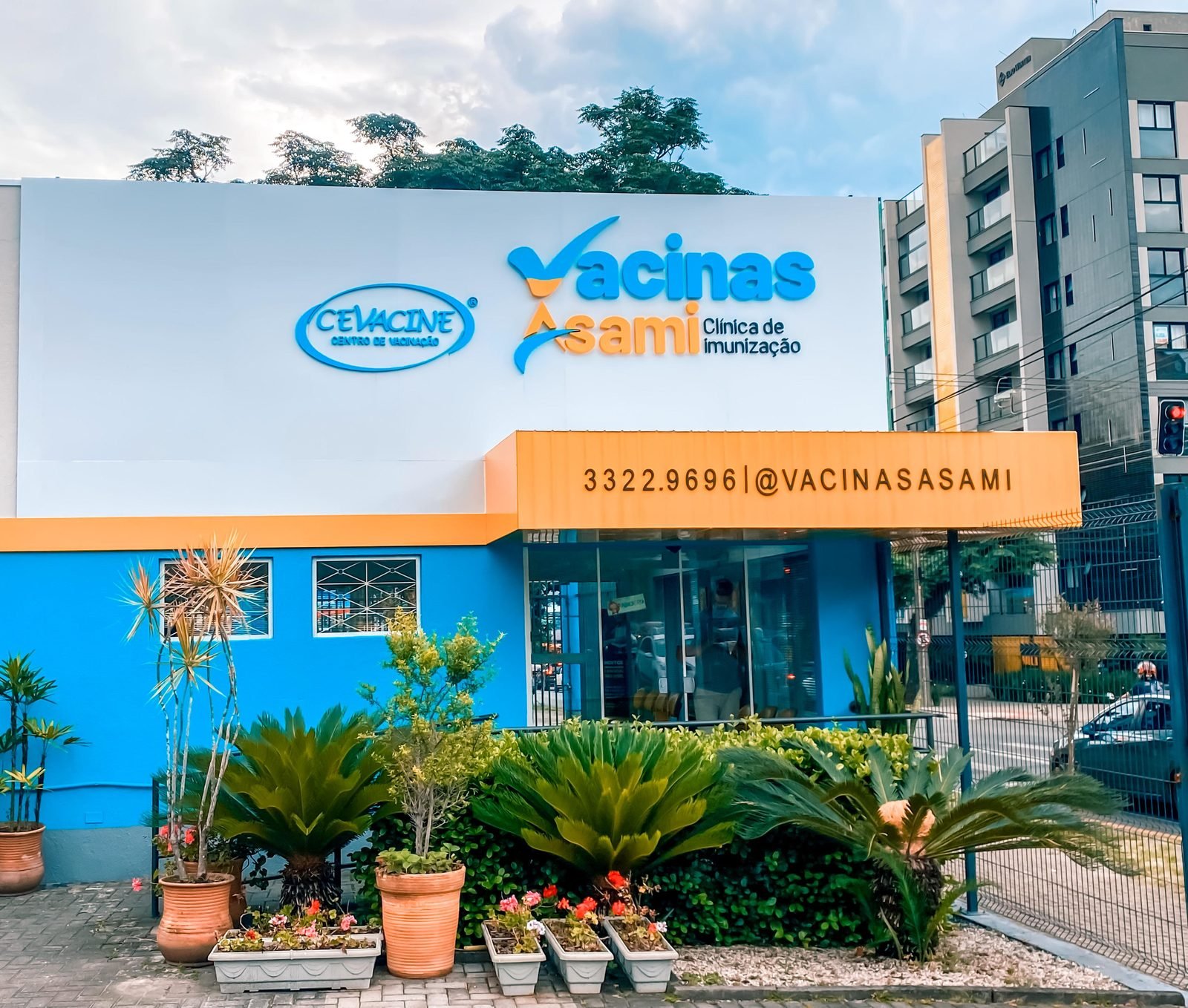 Fachada da clínica de imunização Vacinas Asami com comunicação visual completa