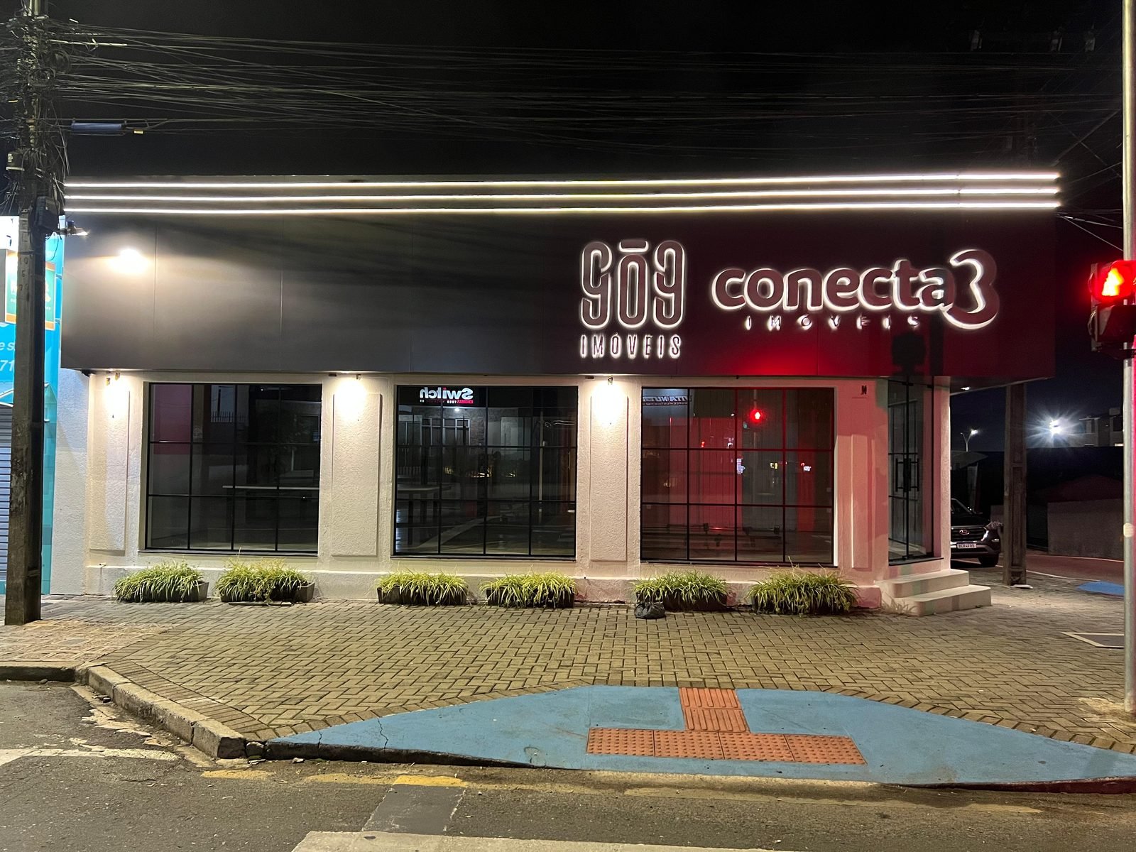 Fachada da Conecta Imóveis com letra caixa iluminada instalada pela Criie Mais