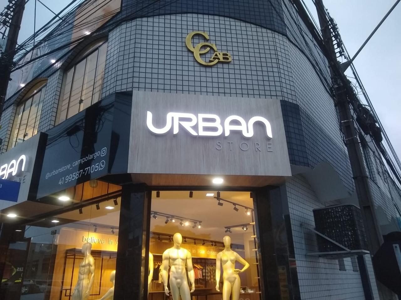 Fachada da Urban Store com letra caixa iluminada em iluminação frontal
