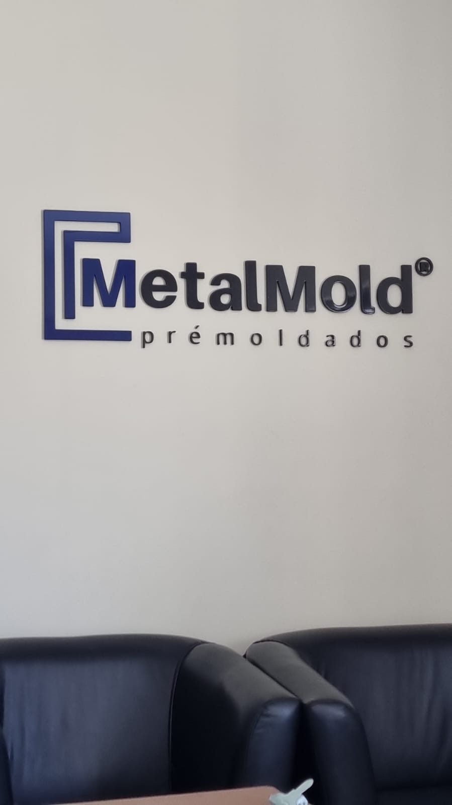 Letra caixa em PVC da MetalMold aplicada em parede de ambiente corporativo