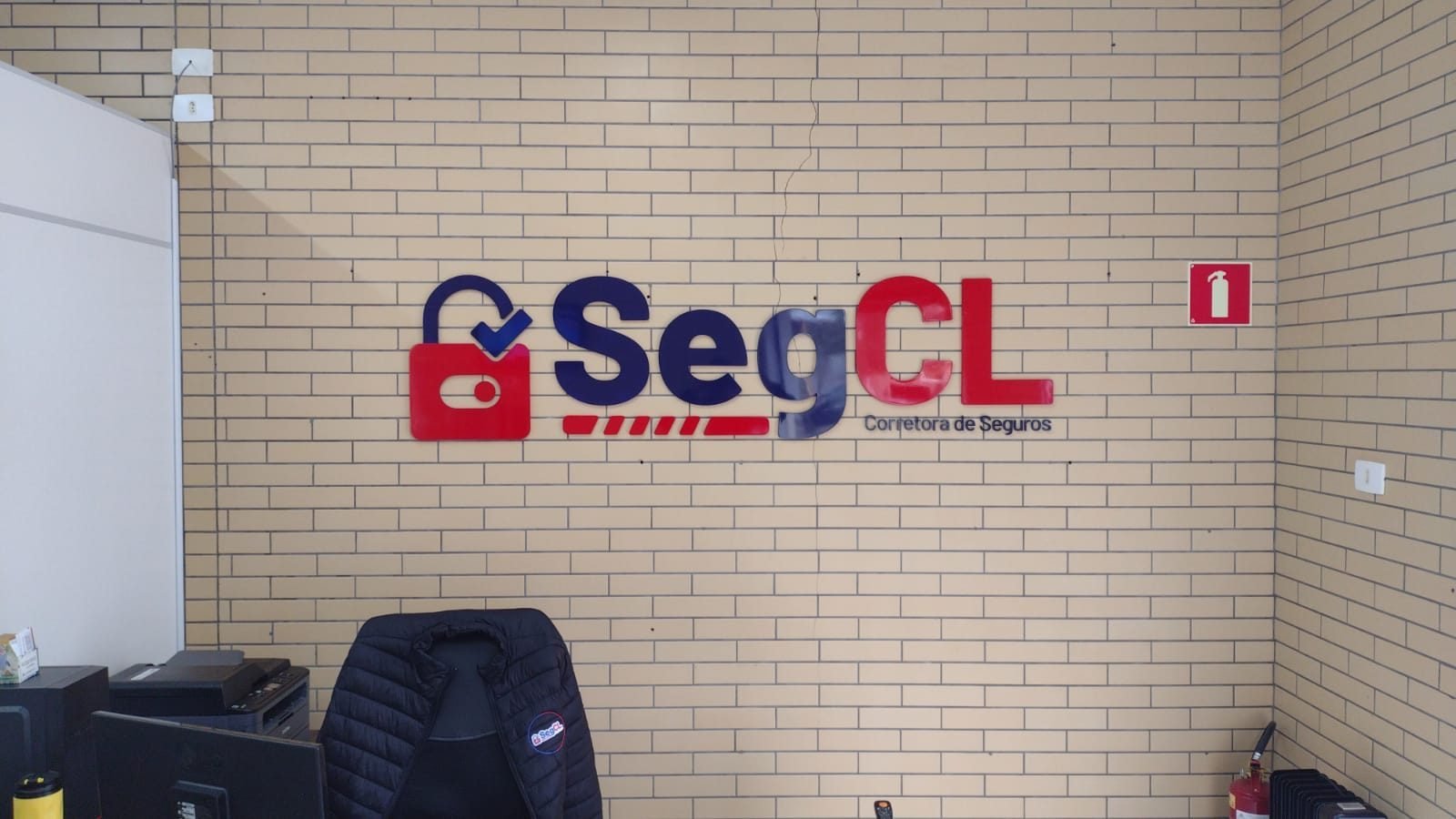 Letra caixa em PVC aplicada na parede da recepção da SegCL Corretora de Seguros
