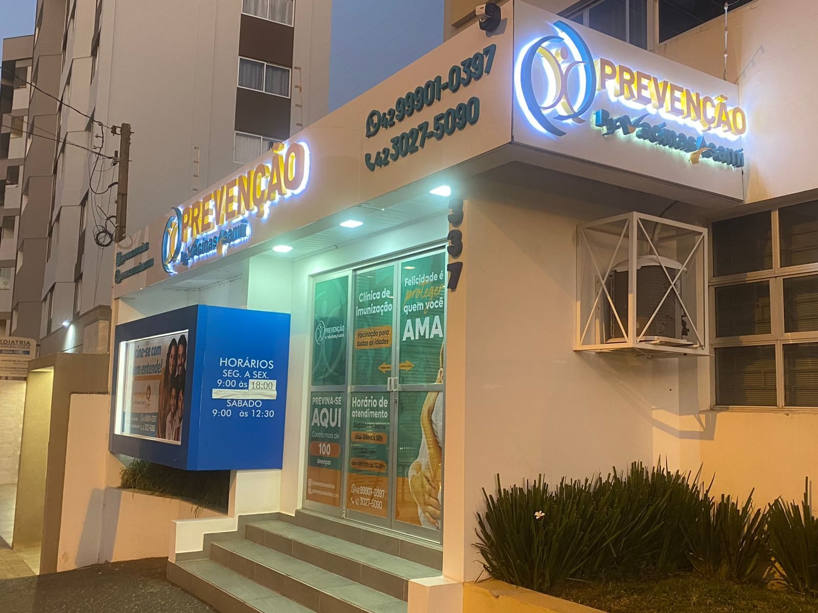 Letreiro luminoso com iluminação backlight instalado na fachada da clínica Prevenção