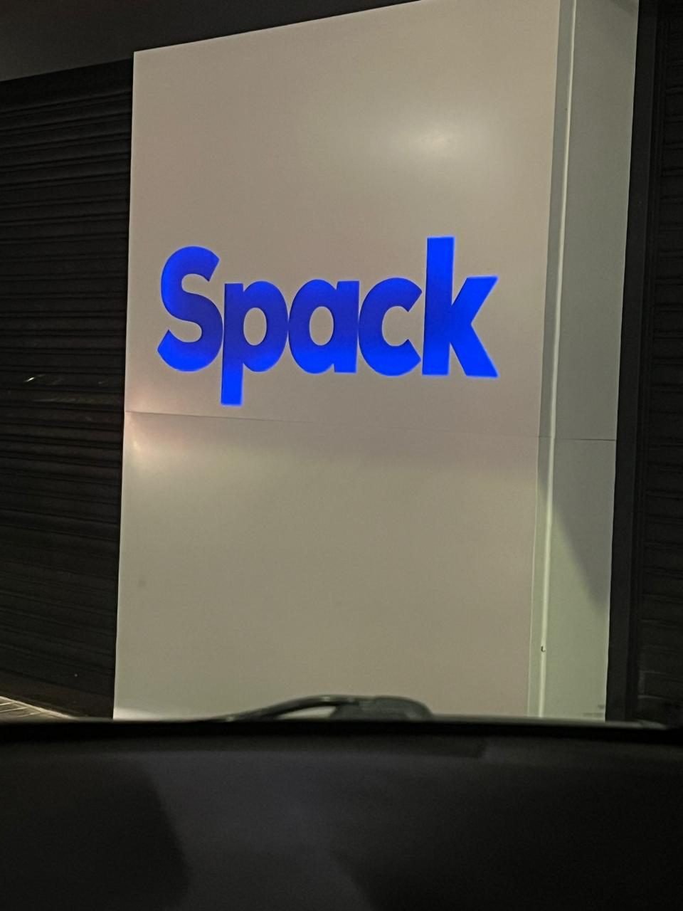 Painel vazado iluminado da marca Spack instalado em ambiente interno